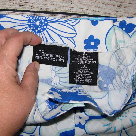 No Boundaries Stretch Blue Floral Belted Shorts 11 - Picture 2 of 3